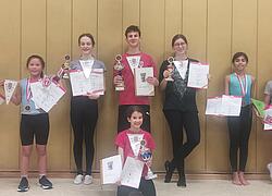 Unsere Teilnehmerinnen und Teilnehmer mit ihren Pokalen/Medaillen und Urkunden