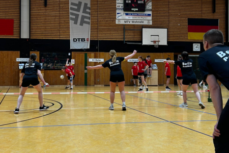 Weiblich C spielt