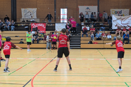 Männlich C spielt